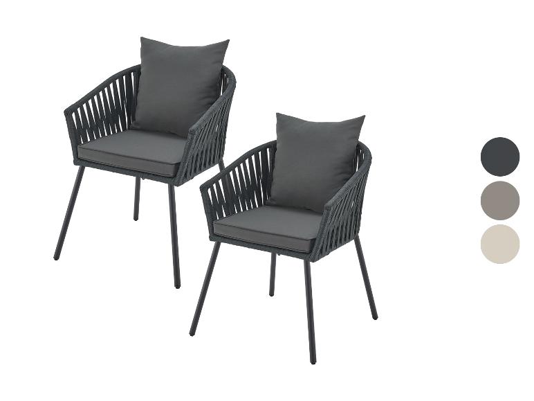 Zwei schwarze Gartenstühle mit Kissen.