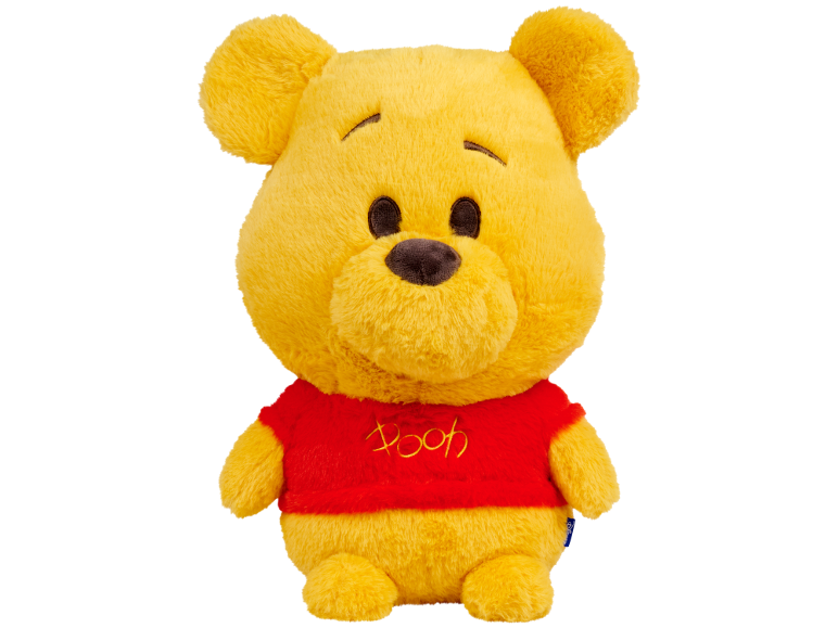 Gelber Plüschbär mit rotem T-Shirt, auf dem „Pooh“ steht.