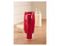 Roter Handmixer auf einer Holztheke mit einer Schüssel Mehl und einer Flasche Milch.