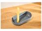 Grauer Nudelmesser mit rohen Spaghetti auf einem Holztisch.