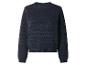 Dunkelblauer Strickpullover mit Lochmuster.