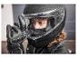 Motorradfahrerin mit ULTIMATE SPEED® Motorradhelm im Regen