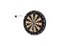 Eine Dartscheibe mit zwei steckenden Darts und einem fliegenden Dart.