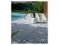 Moderne Terrasse mit grauen Platten, Pool und Topfpalme.