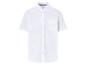 Weißes Kurzarmhemd, klassischer Schnitt.