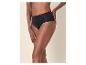 Frau in schwarzen High-Waist-Slips, seitlich posierend.
