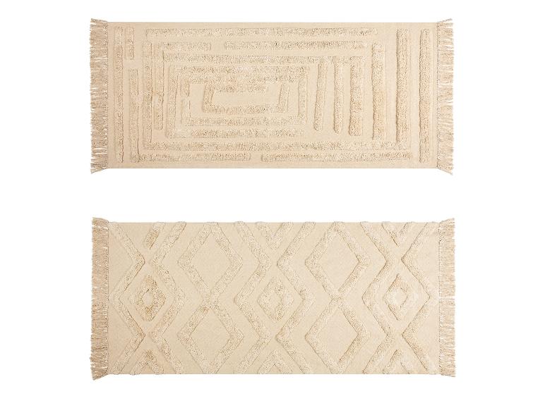 Zwei beige Badematten mit geometrischen Mustern, eine mit Labyrinth, die andere mit Rauten.