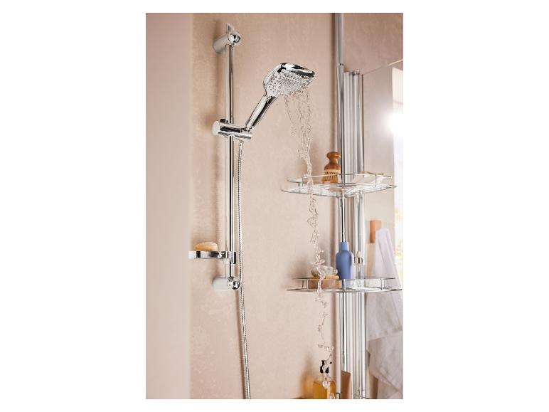 Chromierte Duschgarnitur mit Ablagen.