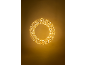 Goldene LED-Lichterkette in Ringform, von der Decke hängend.