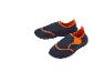 Schwarze und orangefarbene Wasserschuhe für Erwachsene.