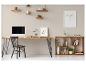 Home-Office mit Holztisch, Computer, Stuhl und dekorativen Regalen.
