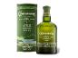 Flasche und Karton torfiger irischer Single Malt Whiskey, grün.
