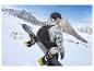 Mann in den Bergen mit einem Snowboard und einem Rucksack.