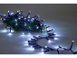 Kaltweiße LED-Weihnachtsbeleuchtung auf einem grünen Tannenzweig.