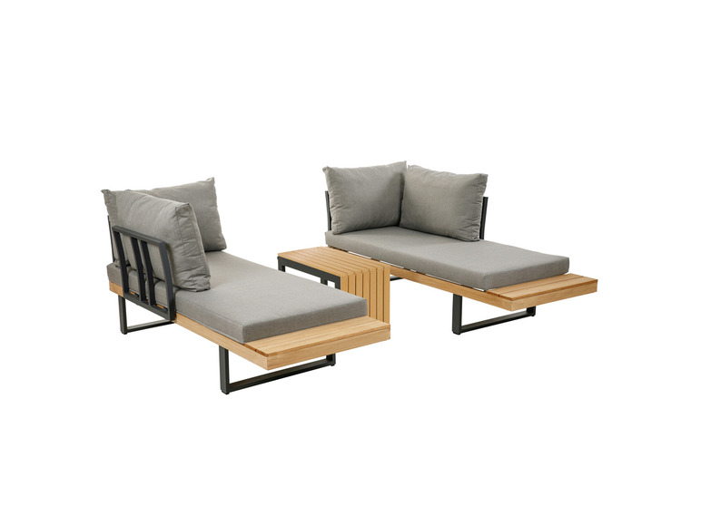 Zwei Liegestühle mit Stoffkissen und Holzrahmen.