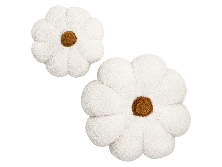 Zwei weiße blumenförmige Dekokissen mit brauner Mitte