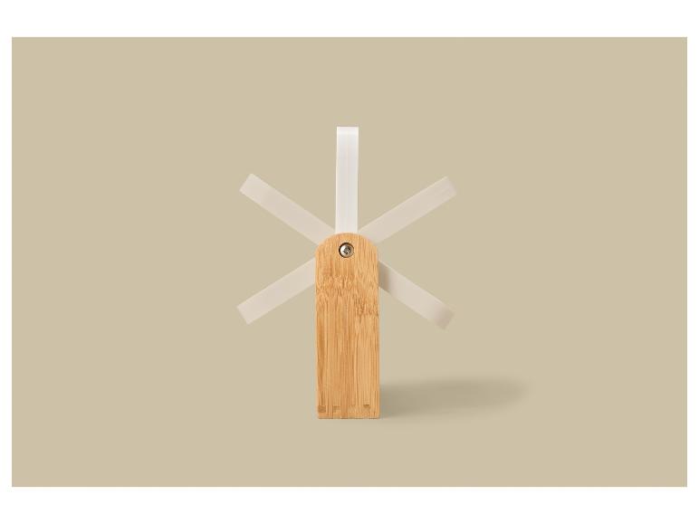 Hölzerner Geschirrtrockner mit weißen Stäben auf beigem Hintergrund