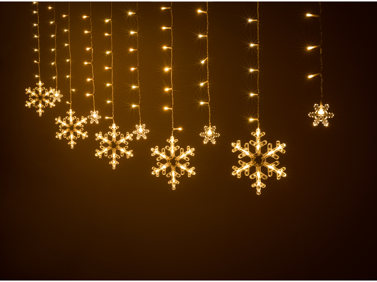 Warmweiße Schneeflocken-Lichterketten auf dunklem Hintergrund.