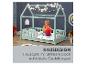 Hausdesign-Kinderbett mit spielendem Kind, Lichterkette und Text 'HAUSDESIGN'.
