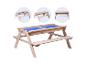 Hölzerner Kindertisch mit zwei blauen Sand-/Wasserbehältern und abnehmbaren Abdeckungen.
