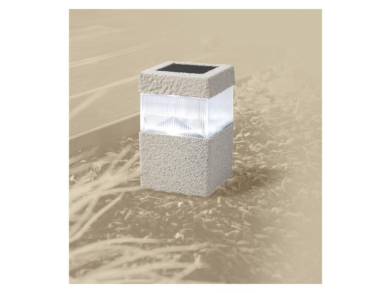 Solar-LED-Gartenleuchte mit strukturierter Betonoptik-Basis und geripptem, klarem Oberteil