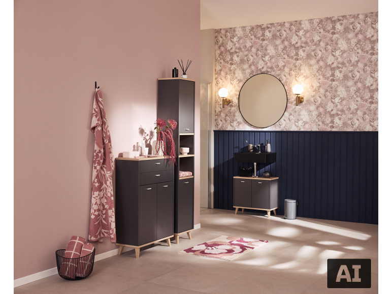 Modernes Badezimmer mit grauen Möbeln, schwarzem Waschbecken, rundem Spiegel und Blumentapete.