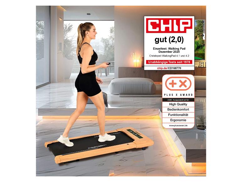 Frau geht auf einem Laufband, umgeben von Auszeichnungen für Qualität und Funktionalität.