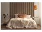 Schlafzimmer mit Bett, braunen Kissen und einer Holzlamellenwand als Kopfteil.