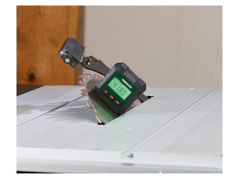 Ein Parkside Digital-Winkelmesser zeigt 41,80 Grad an einer Kreissäge an.