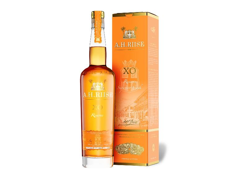 A.H. Riise XO Reserve Superior Cask Rumflasche und Geschenkbox in Orange und Gold.