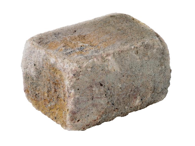 Ein einzelner, gräulicher Ziegelstein mit gelben und braunen Farbtönen, isoliert auf weißem Hintergrund.