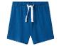Blaue Baumwoll-Kindershorts mit weißem Kordelzug im elastischen Bund.