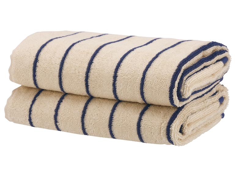 Zwei beige Handtücher mit dunkelblauen Streifen liegen übereinander.