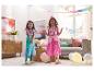 Zwei Mädchen als Prinzessin und Meerjungfrau verkleidet, mit Konfetti und Ballons auf einer Party.