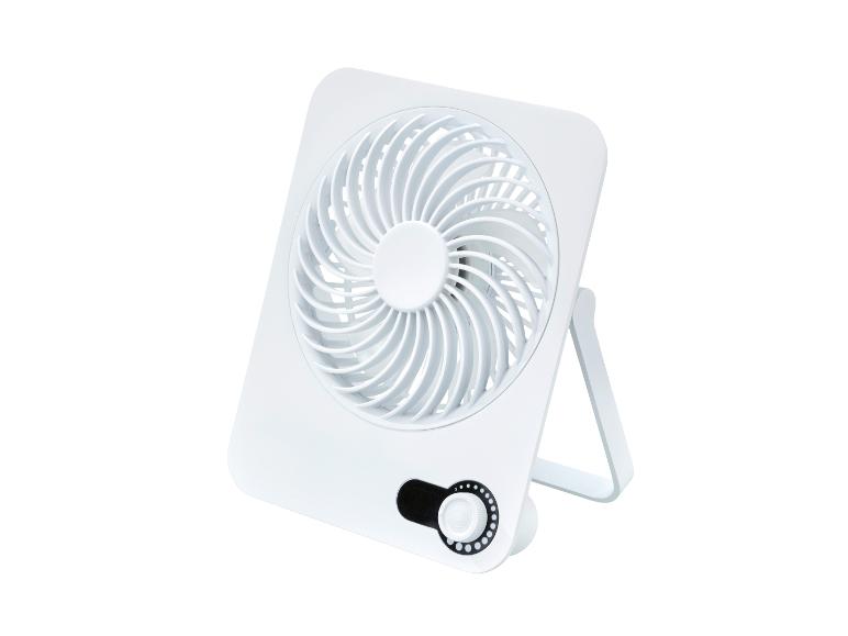 Weißer Tischventilator mit Geschwindigkeitsregler auf weißem Hintergrund.