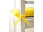 Gelber Stuhlkissen mit Schleife.