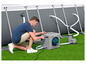 Ein Mann installiert einen Bestway Pool-Heizer und eine Pumpe.