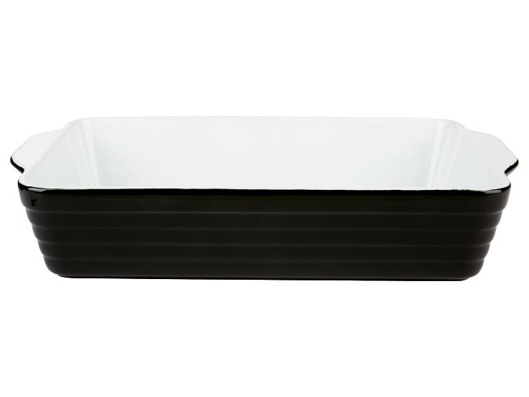 Schwarze und weiße rechteckige Auflaufform.