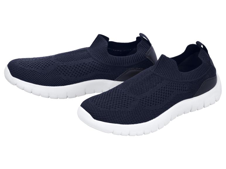 Ein Paar marineblaue Slip-on-Sneaker mit weißen Sohlen
