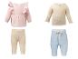 Babykleidungssets: rosa Rüschenoberteil, beiges Rippoberteil, beige Leggings und hellblaue Shorts.
