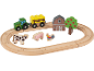 Holzeisenbahn mit Traktor, Wagen, Scheune, Baum und Bauernhoftieren.