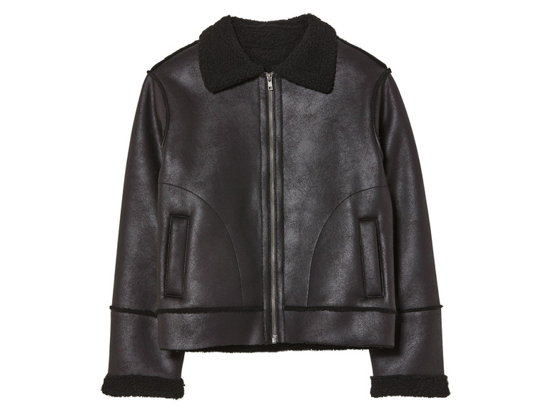 Eine schwarze Lederjacke mit Fellkragen.