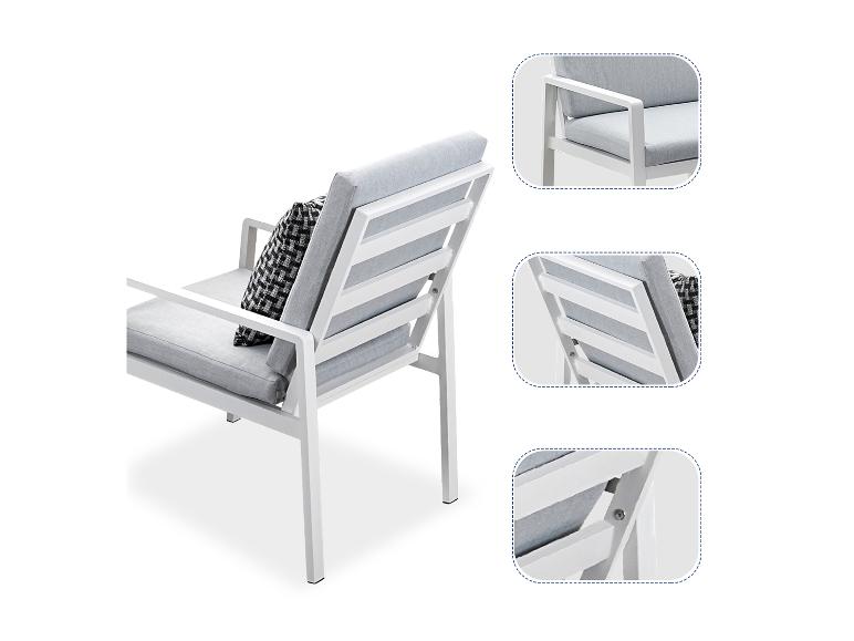 Weißer Outdoor-Sessel mit grauen Kissen und einem Zierkissen.