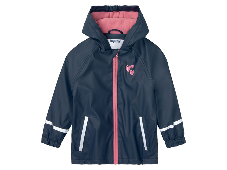 Eine blaue Regenjacke mit rosafarbenen Details von Lupilu mit Kapuze.