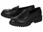 Paar schwarze Leder-Loafer mit klobiger Sohle.