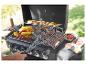 Gasgrill mit Burgern, Maiskolben, Gemüse und Brötchen, draußen zubereitet.