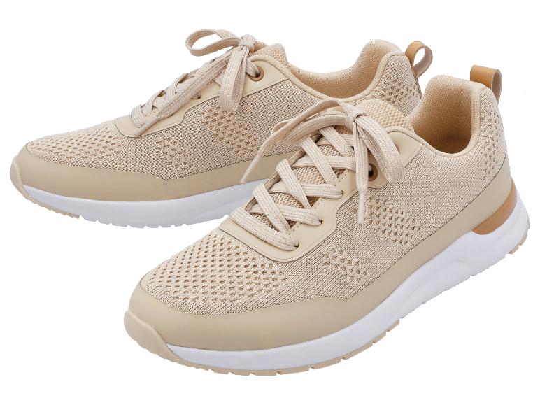 Zwei beige Sneaker mit Schnürsenkeln, weißen Sohlen und hellbraunen Details.