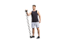 Mann beim Training mit einem Fitness-Widerstandsband.