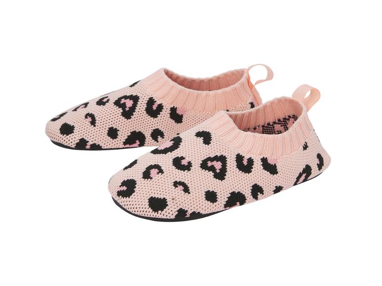 Gestrickte Babyschuhe mit rosa und schwarzem Leopardenmuster