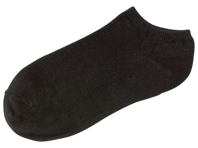 Eine schwarze Socke für Herren, niedrig geschnitten.